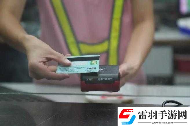 售票员手持小卡片仔细查票保障乘车秩序