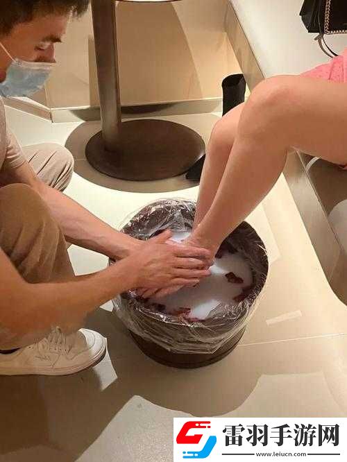 男按摩师舌头伸进