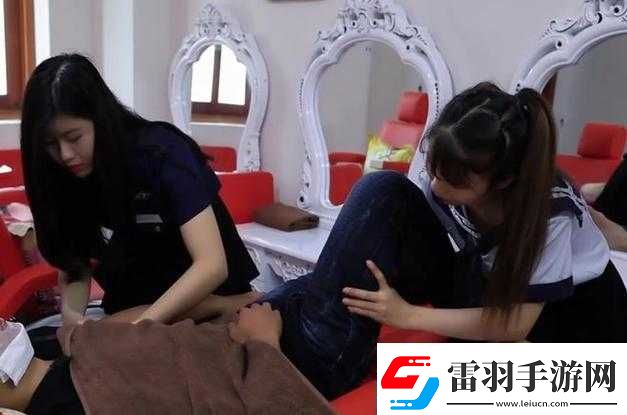 少妇张开腿让男按摩师摸