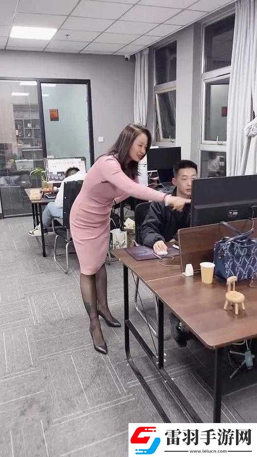 在办公室遭遇经理令人尴尬的添我下面行为