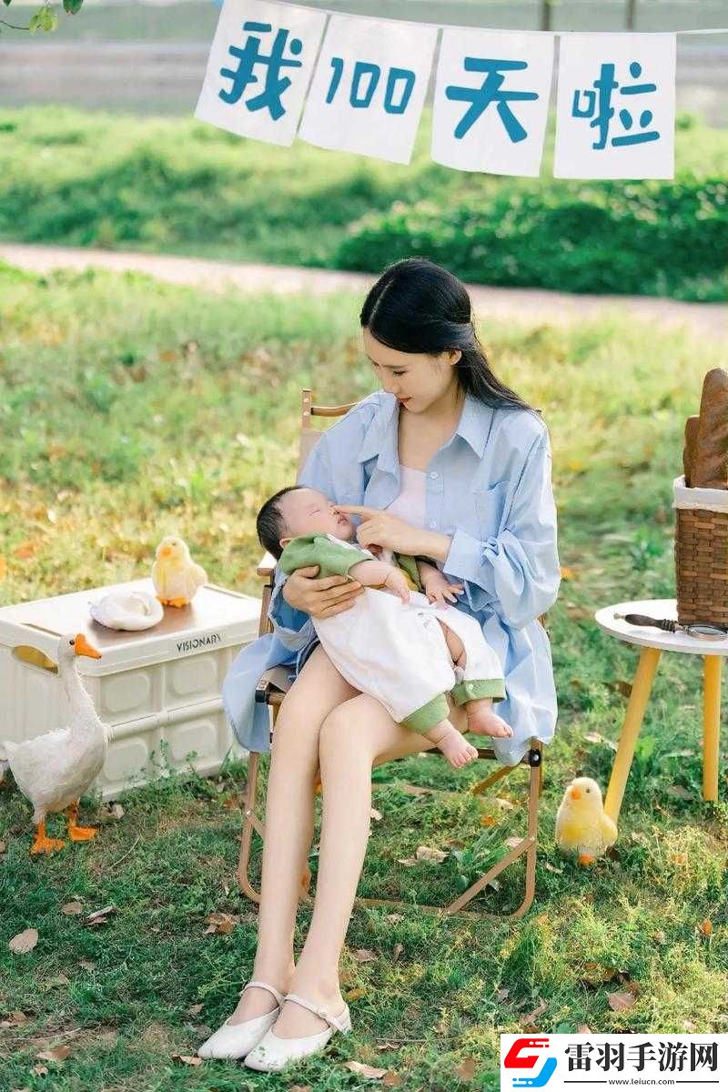 宝宝把腿抬起来靠墙上