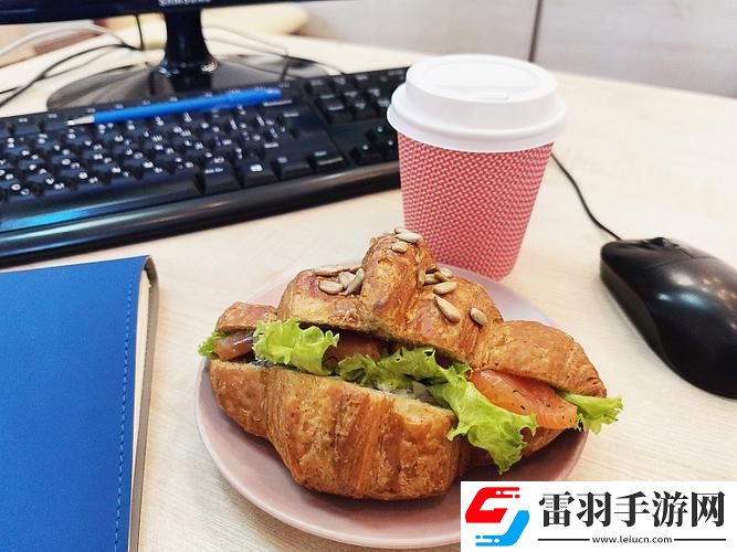 在办公室的办公桌下吃早餐